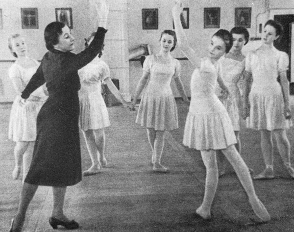 На репетиции наставник трахнул худенькую украинскую балерину