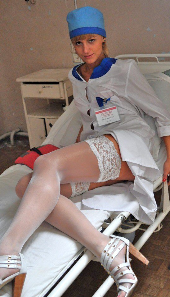 Опасная голая медсестра - 19 фото