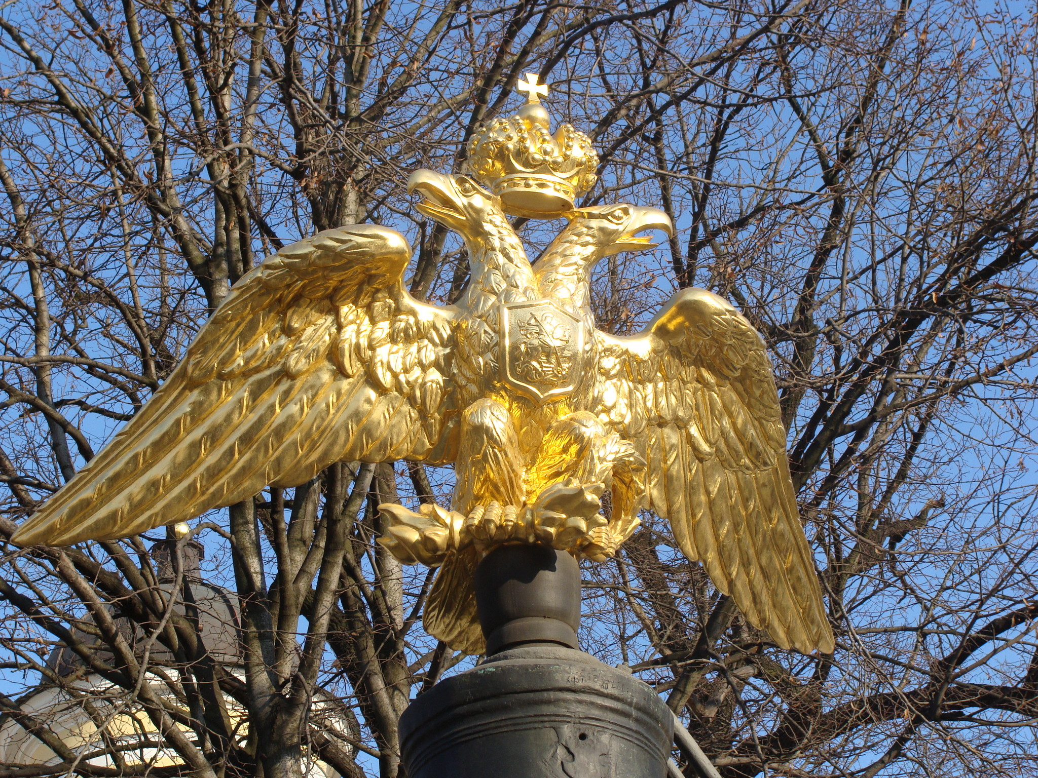 Медведь двуглавый орел башня кремля. Спасская башня Кремля двуглавый орёл. Двуглавые Орлы на башнях Кремля. Кремлевские Орлы. Орлы на кремлевских башнях.