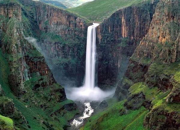 Водопад Мутарази, Зимбабве.
Водопад Мутарази обладает невероятно красивым внешним видом. Он находится в Зимбабве на реке Мутарази. Его высота составляет 762 метра. Это уникальное творение природы, имеющее причудливые формы и живописные пейзажи. Мутарази расположен в удивительном уголке мира, отличающимся неповторимой флорой и фауной. Мутарази представляет собой один из красивейших водопадов мира. Посетить это удивительно прекрасное местечко желают многие туристы. Мутарази обладает двухкаскадным строением, а его ширина составляет около пятнадцати метров.