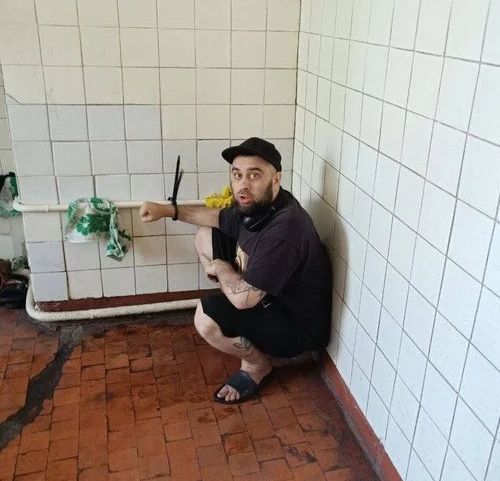 Мужчину приковали к кровати