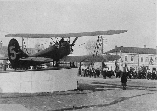 Демонстрация по случаю годовщины революции. - 1935 г. Фото Федора Земскова; из коллекции Л.С. Толстухиной