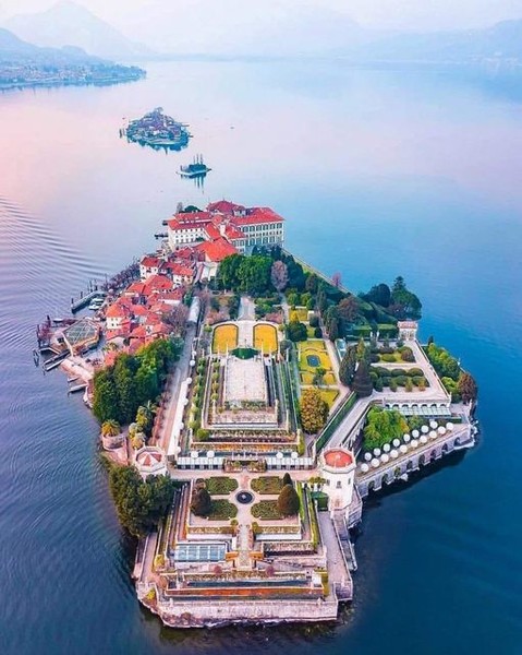 Маленький остров на озере Лаго - Маджоре на границе Швейцарии и Италии. 🌍❤🇨🇭🇮🇹

#острова, #озера, #лаго, #маджоре, #швейцария, #италия