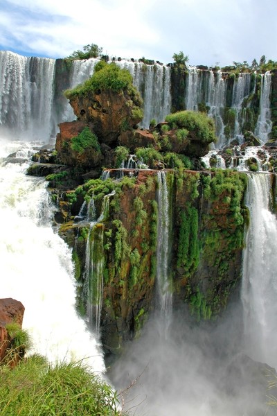 Бразилия-Аргентина. Водопады Игуасу. В переводе с языка индейцев Игуасу означает "большая вода".