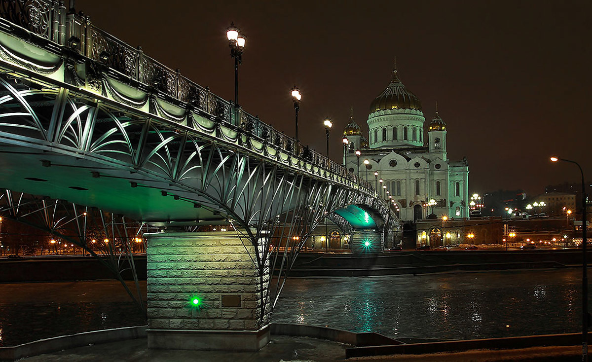 Found moscow. Окраска мостов Патриарший мост. Патриарший мост Березовая. Патриарший мост лестница. Мост на Патриарших прудах.