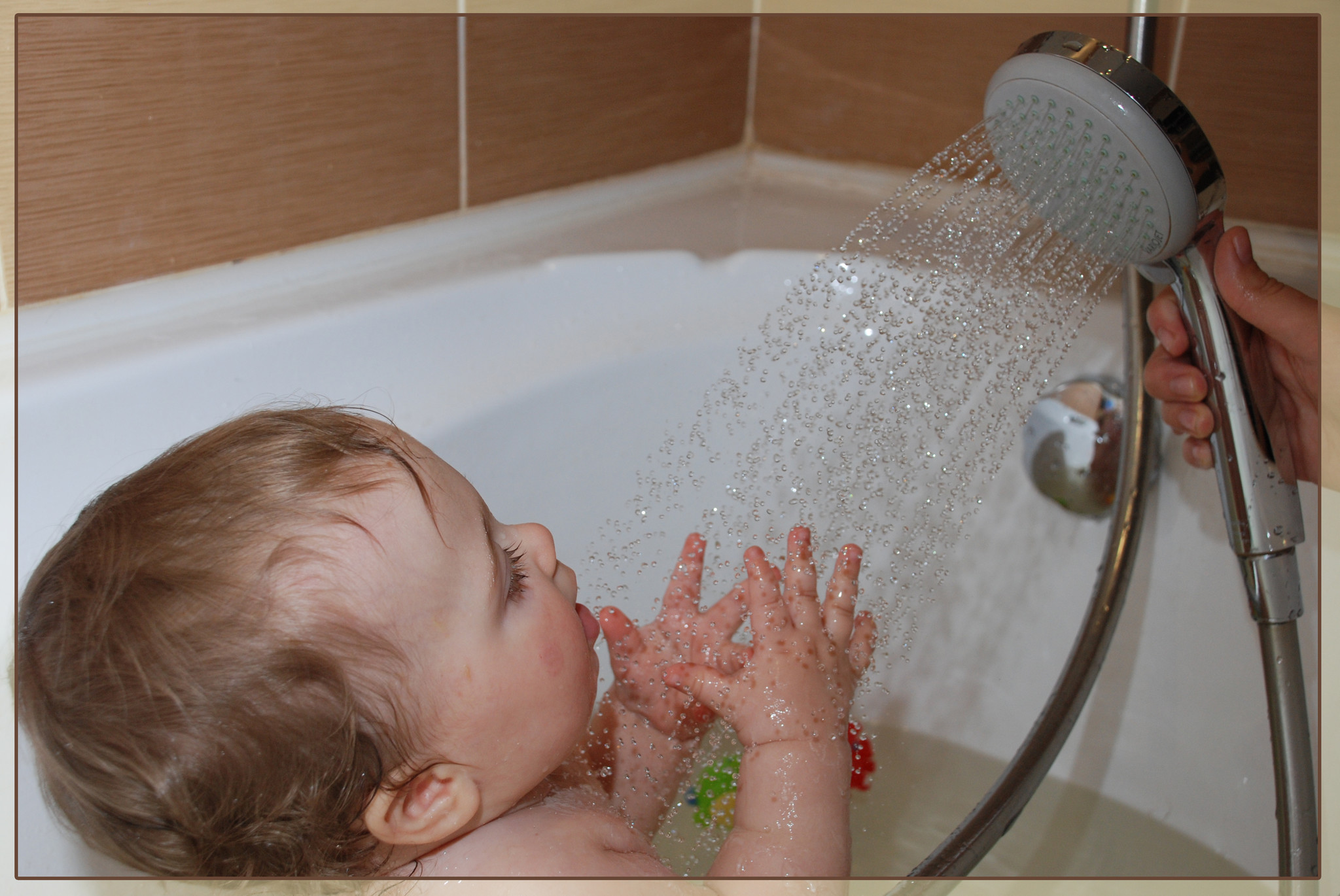 Шум воды ванне. Малыш в душе. Ребенок под душем. Дошкольники в ванной.