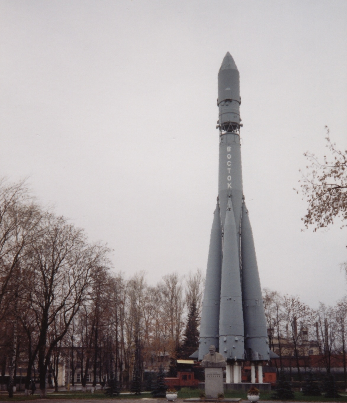 Фото ракеты гагарина. Корабль Гагарина Восток. Восток-1 космический корабль. Ракета Гагарина. Восток Гагарин ВДНХ.